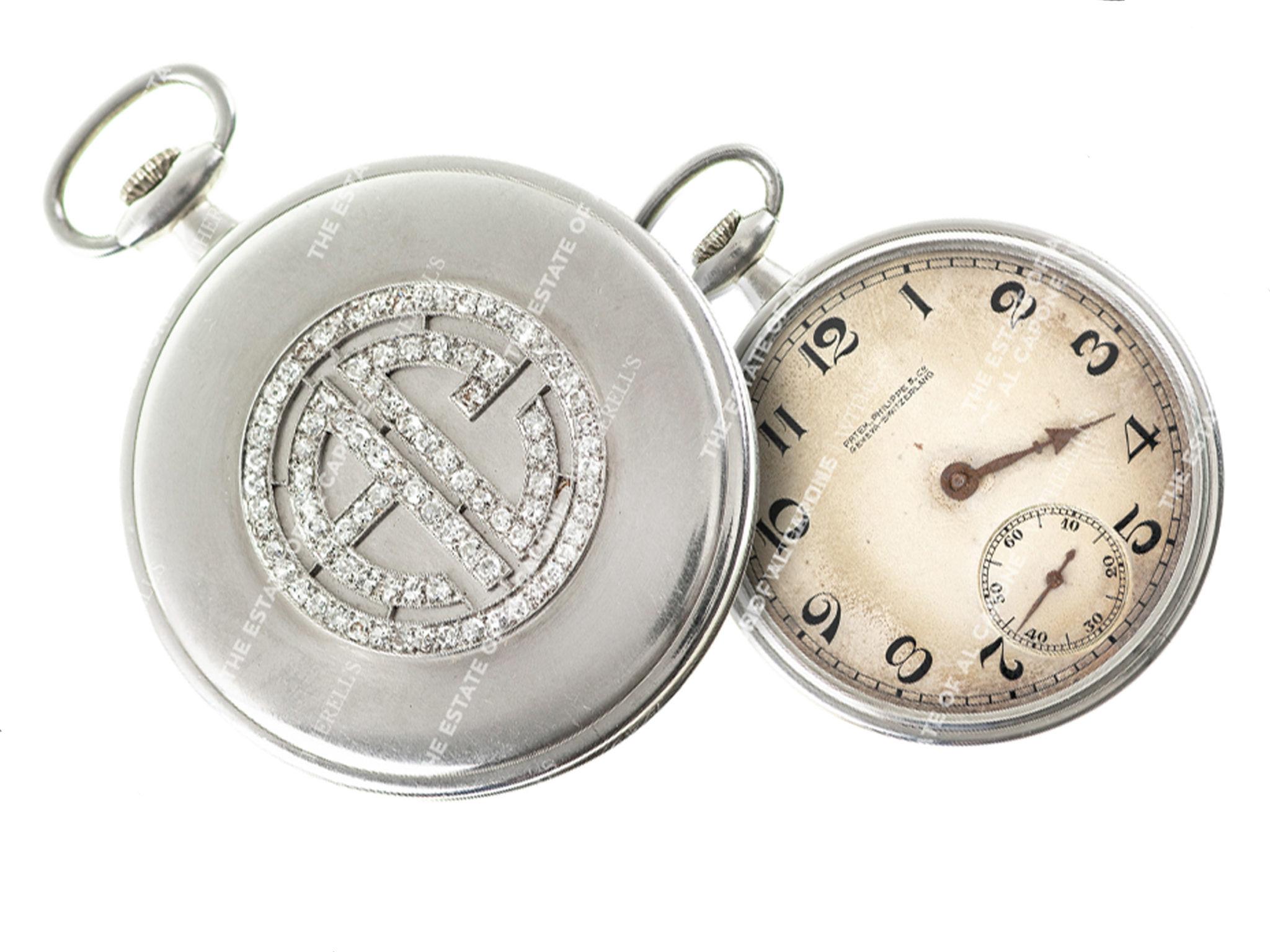 4) Impacto cultural y legado: Más allá de su valor material, el reloj simboliza la fascinación continua por la figura de Al Capone y su impacto en la cultura popular. Su subasta no solo es un evento comercial, sino una invitación a reflexionar sobre cómo objetos cotidianos pueden convertirse en reliquias de una era turbulenta y enigmática