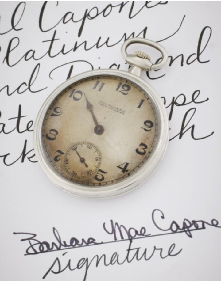 2) Un pedazo de historia en la subasta: Sotheby's ha anunciado que pondrá a la venta este reloj, creando una oportunidad única para coleccionistas y aficionados de la historia criminal. La subasta promete atraer la atención internacional, ya que la pieza combina valor histórico, misterio y el aura legendaria de Al Capone
