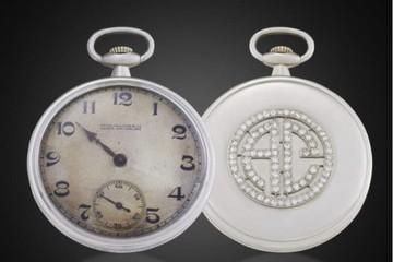 1) La historia detrás del reloj: El reloj de bolsillo de Al Capone no es solo un objeto de lujo, sino un testigo silencioso de una época marcada por la prohibición, la mafia y la ley seca en Estados Unidos. Este emblemático accesorio perteneció al jefe mafioso más famoso de la historia, y cada rasguño en su superficie podría contar una historia