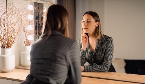 Mujer reconociendo sus emociones durante la menopausia