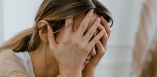 Cómo los cambios hormonales influyen en el dolor de cabeza cuando llega la menopausia