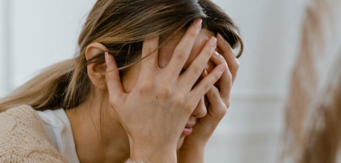 Cómo los cambios hormonales influyen en el dolor de cabeza cuando llega la menopausia