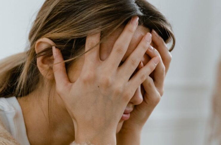 Cómo los cambios hormonales influyen en el dolor de cabeza cuando llega la menopausia