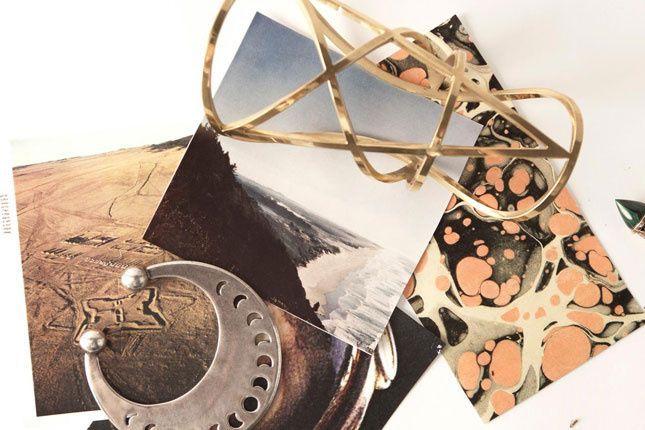 3) Accesorios con historia: Al igual que Mary, Benedikte prefiere joyas con carga simbólica, como broches y collares que homenajean a la tradición familiar y al patrimonio danés, aportando profundidad a su imagen pública