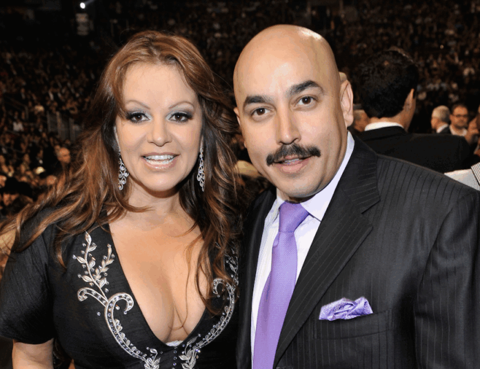 Lupillo Rivera presenta la autobiografía 'Tragos amargos', donde narra la última conversación que tuvo con la Diva de la Banda.