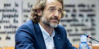 Mirar el móvil en la cama parece un gesto inocente, aunque el efecto va más allá de robar horas de sueño ya que altera la producción de melatonina y retrasa el descanso