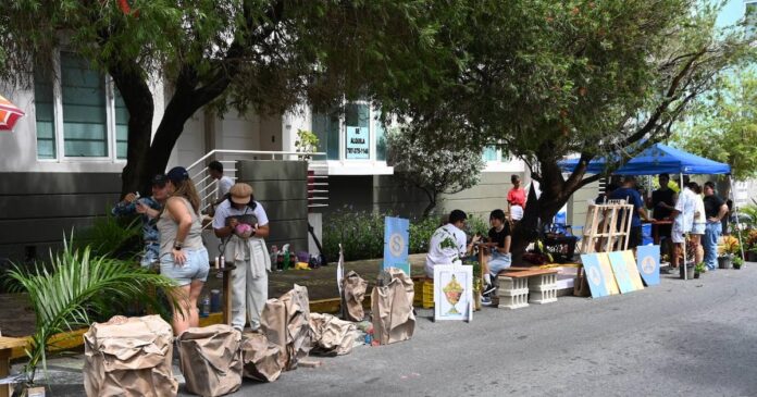 La Calle del Parque en Santurce se transformó en un parque efímero con arte, juegos y convivencia ciudadana como parte de la Semana de la Arquitectura.