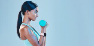 Desterrar los brazos de "ala de murciélago" y construir músculos fuertes y esculpidos con este entrenamiento de brazo de Pilates de 15 minutos.