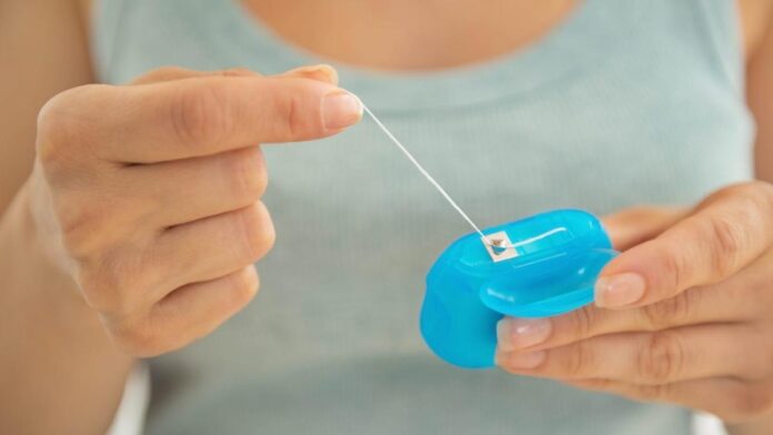 ¿Debería usar un hilo dental de agua, hilo dental, o ambos?